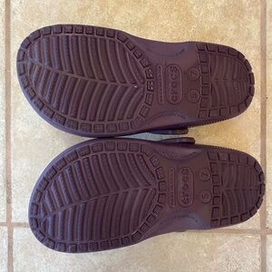 Men size 5/women’s Size 7 CROCS